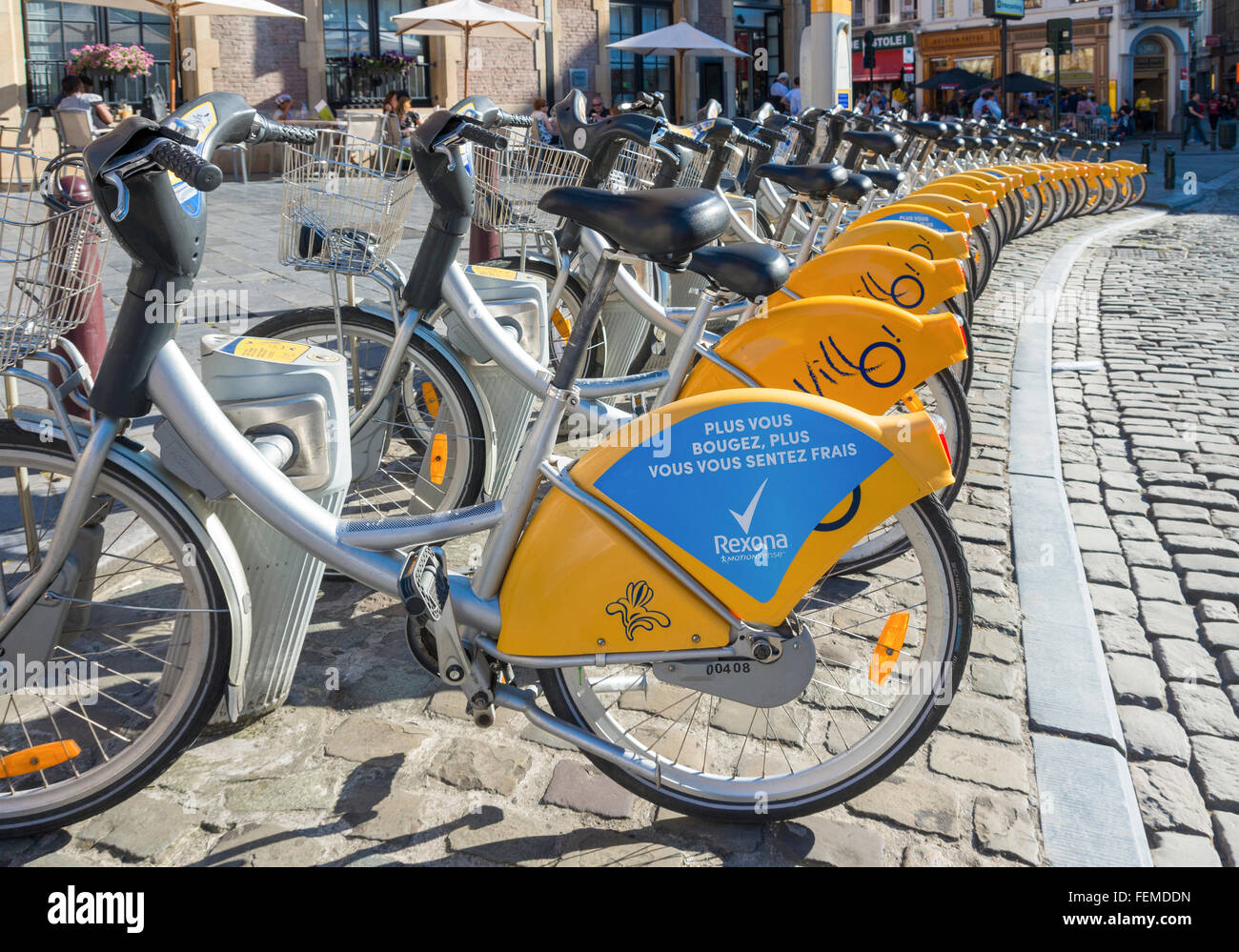 Bruxelles, Belgique - 10 juillet 2015 : vélos jaunes de Villo !, un service automatisé qui loue des vélos à travers Bruxelles. Banque D'Images