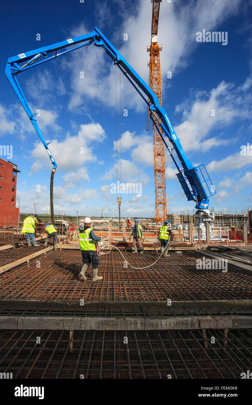 Les travailleurs de la construction le coulage du béton Banque D'Images