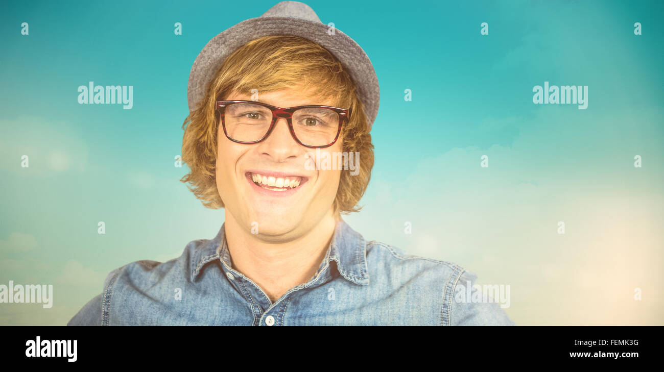 Composite image of smiling blonde caméra regardant hipster Banque D'Images