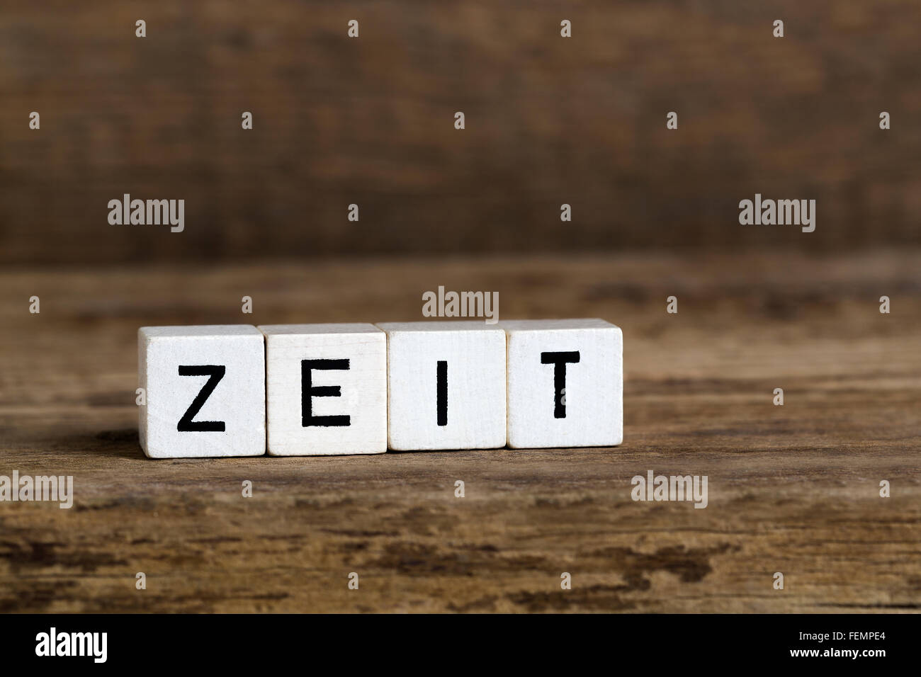 Le mot allemand temps écrit en cubes sur fond de bois Banque D'Images