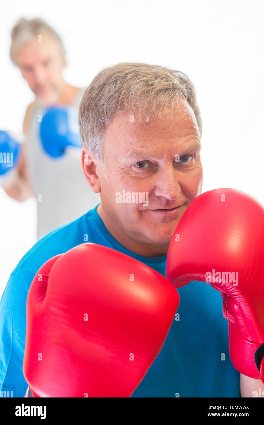 Senior man posing in a position portant des gants de boxe Banque D'Images