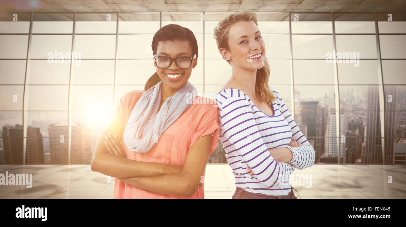 Image composite de Dame posant avec bras croisés Banque D'Images