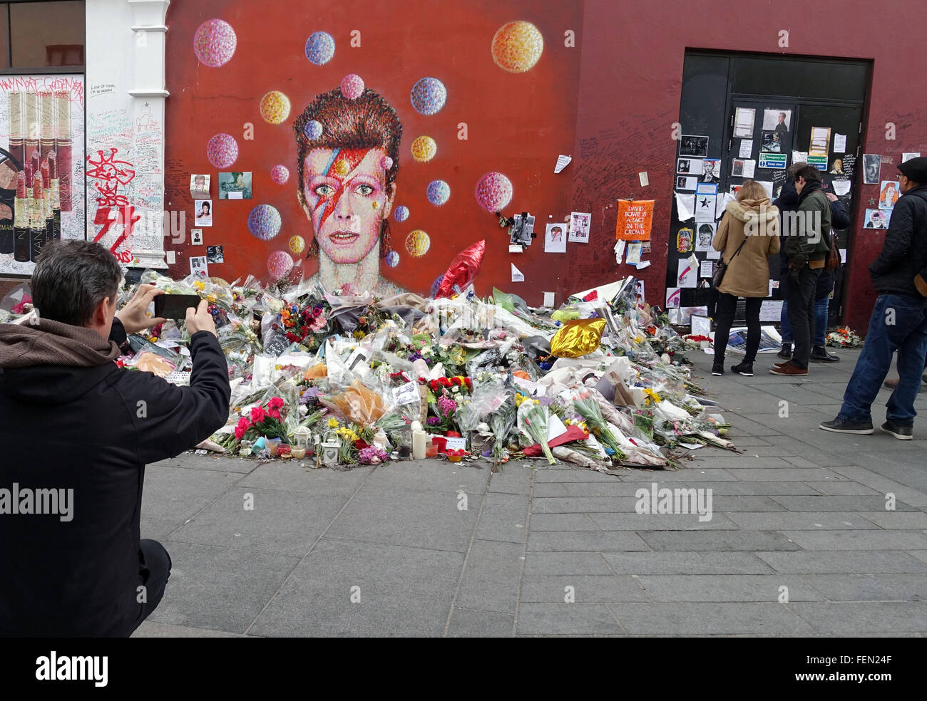 David Bowie graffito à Brixton, Londres est devenue un lieu de culte depuis sa mort Banque D'Images