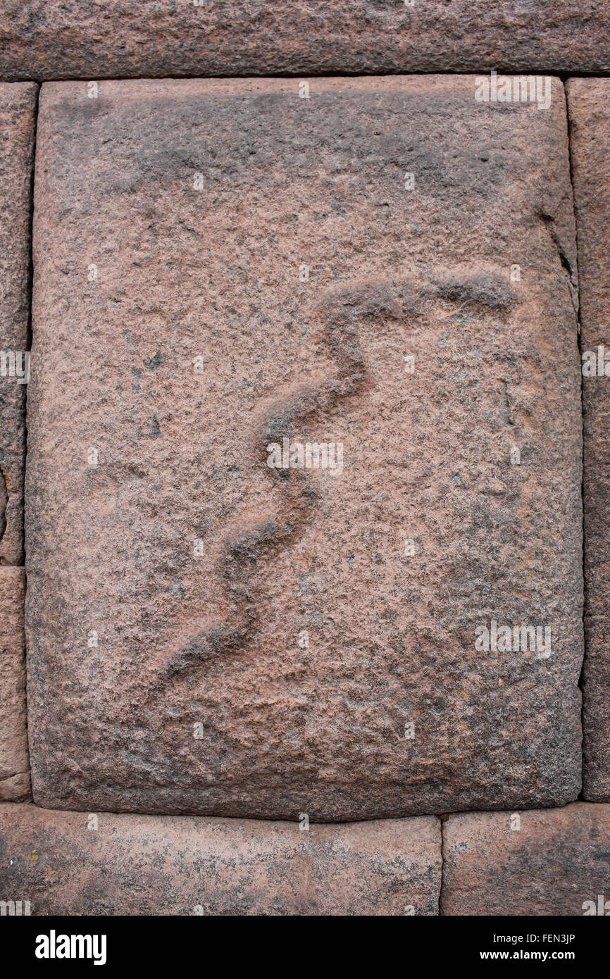 Serpent sculpté dans la pierre Inca du Palais Nazarenas, Cusco, Pérou Banque D'Images