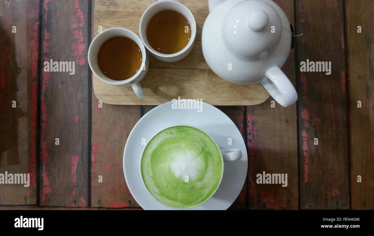 Matcha Latte et deux tasses de thé Banque D'Images