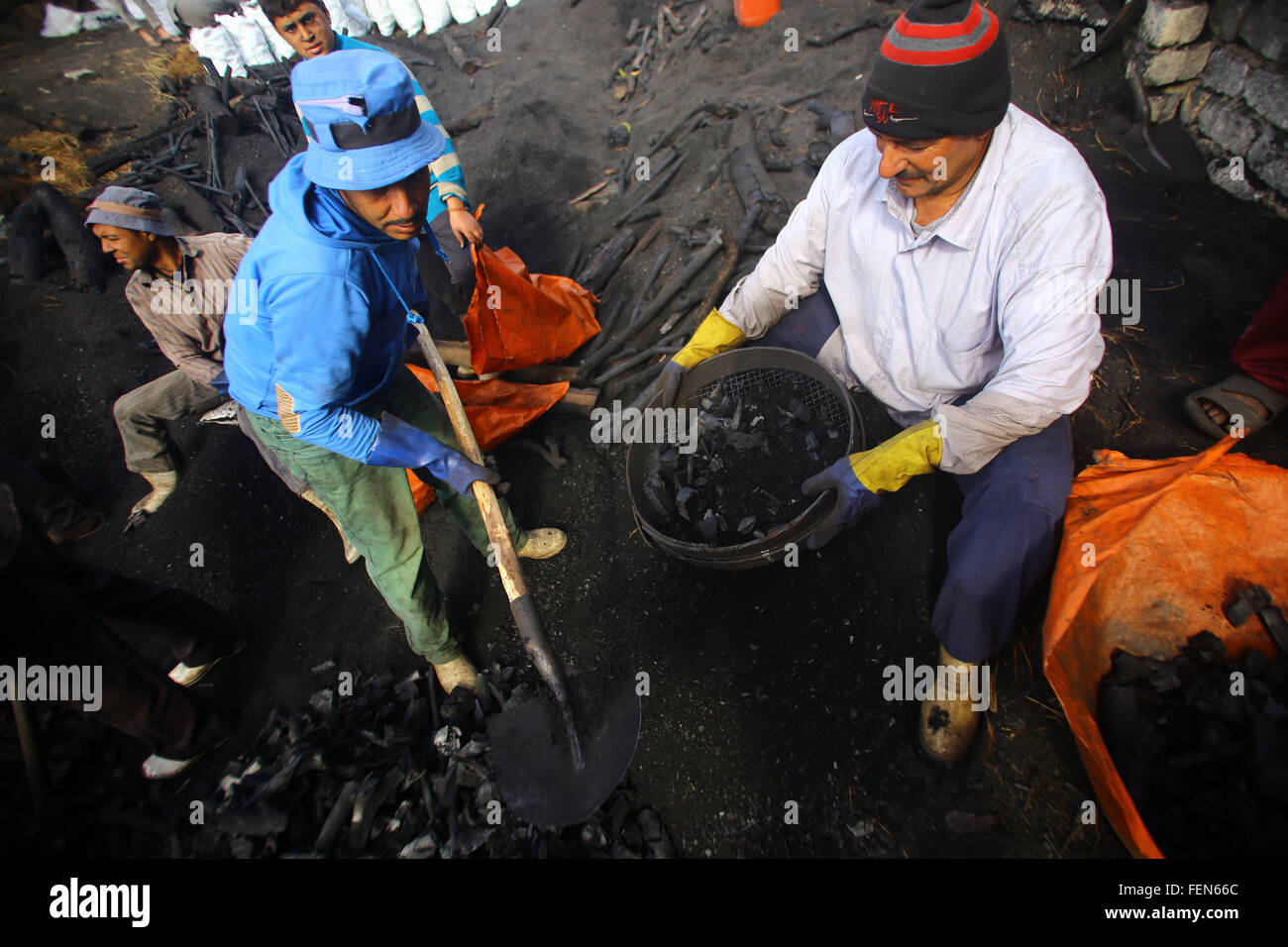 Le Caire. 7 Février, 2016. Les travailleurs égyptiens le charbon de travailler dans une usine de charbon, l'Égypte, Sharqia sur 7 Février, 2016. Il y avait 300 usines de charbon en Egypte avec plus de 5 000 travailleurs employés. Mais le gouvernement égyptien est maintenant beaucoup d'entre eux pour réduire la pollution environnementale causée par les unités industrielles de charbon. © Ahmed Gomaa/Xinhua/Alamy Live News Banque D'Images