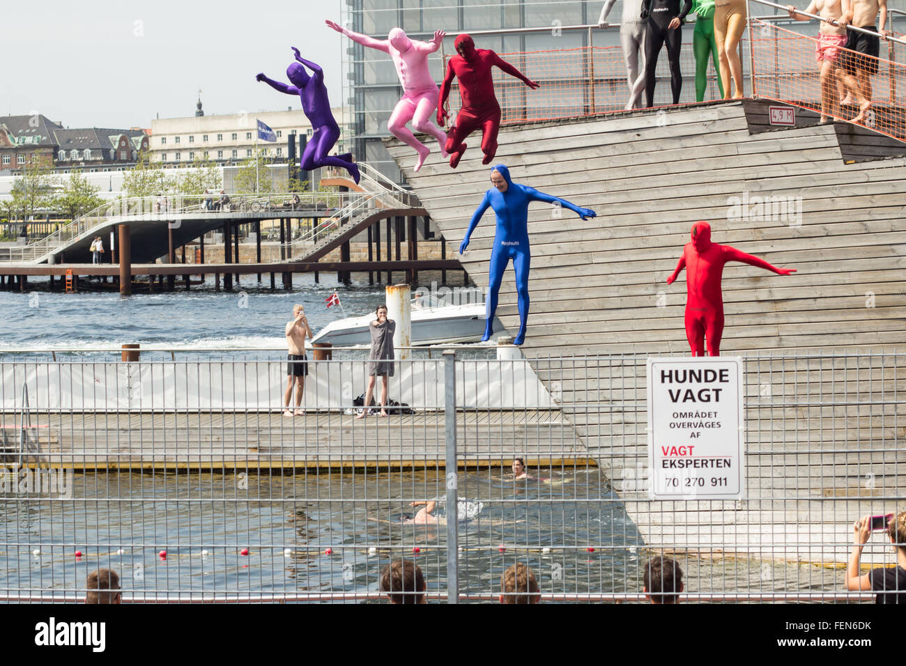Copenhague, Danemark - Juin 13th, 2015 : un groupe d'adultes sont costumés de sauter dans une piscine construire sur le canal principal de Copenhague, Banque D'Images