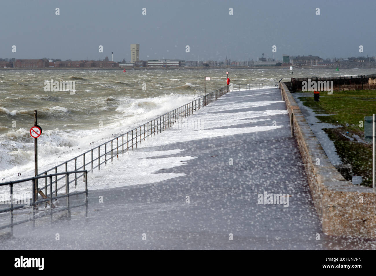 Storm imogen batters la côte en angleterre southsea Banque D'Images