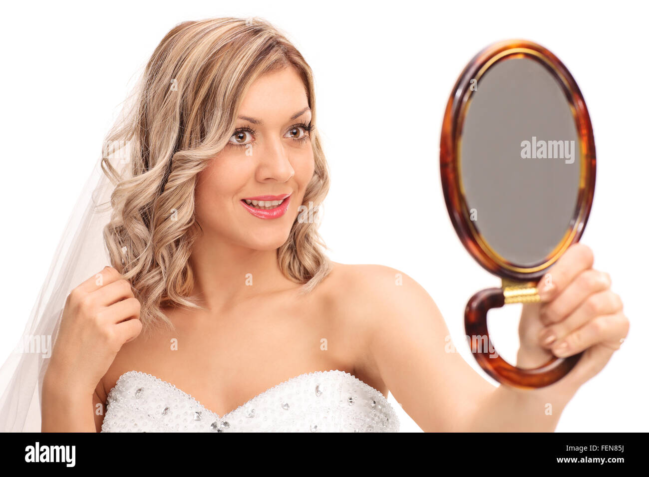 Portrait d'une jeune mariée à la recherche d'un miroir isolé sur fond blanc Banque D'Images