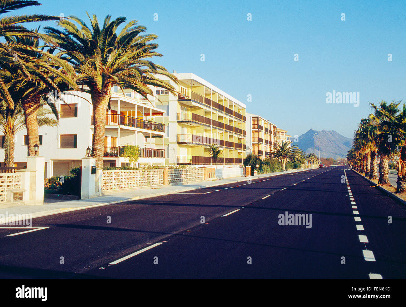Road et la promenade. Benicassim, Castellon province, Comunidad Valenciana, Espagne. Banque D'Images