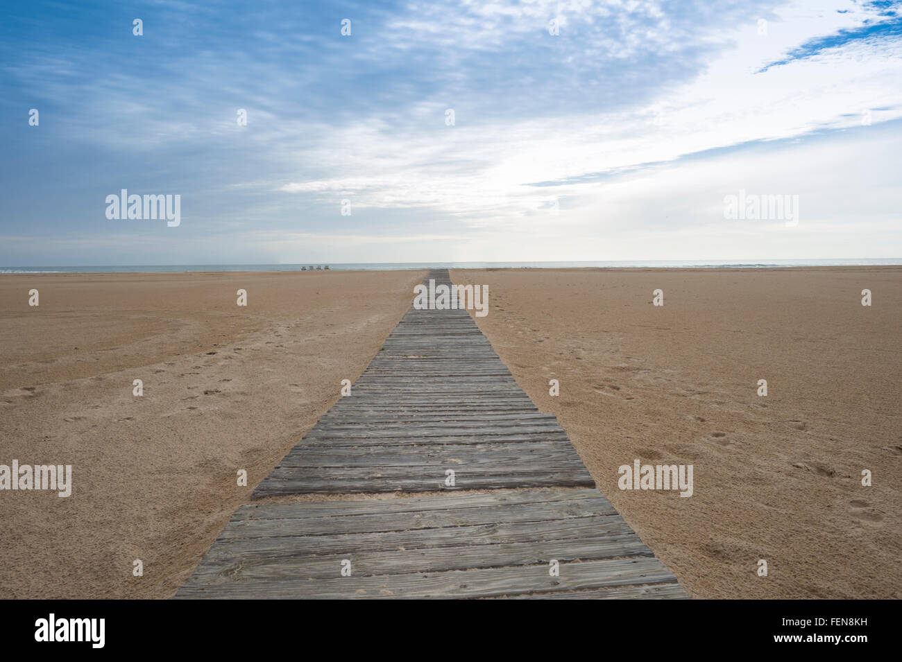 Promenade en bois sur une plage de sable Banque D'Images
