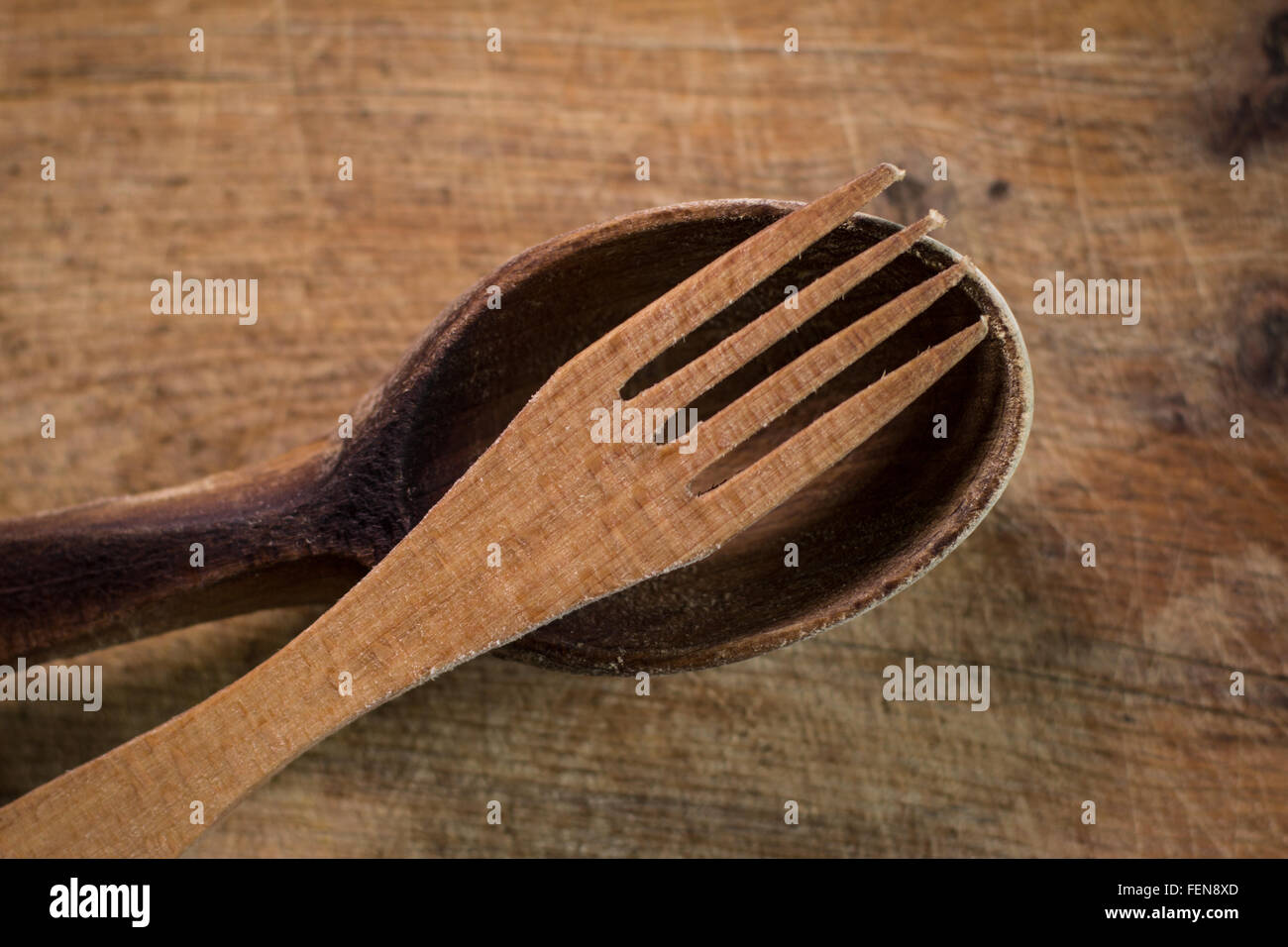 Fourchette et cuillère en bois sur une planche en bois Banque D'Images