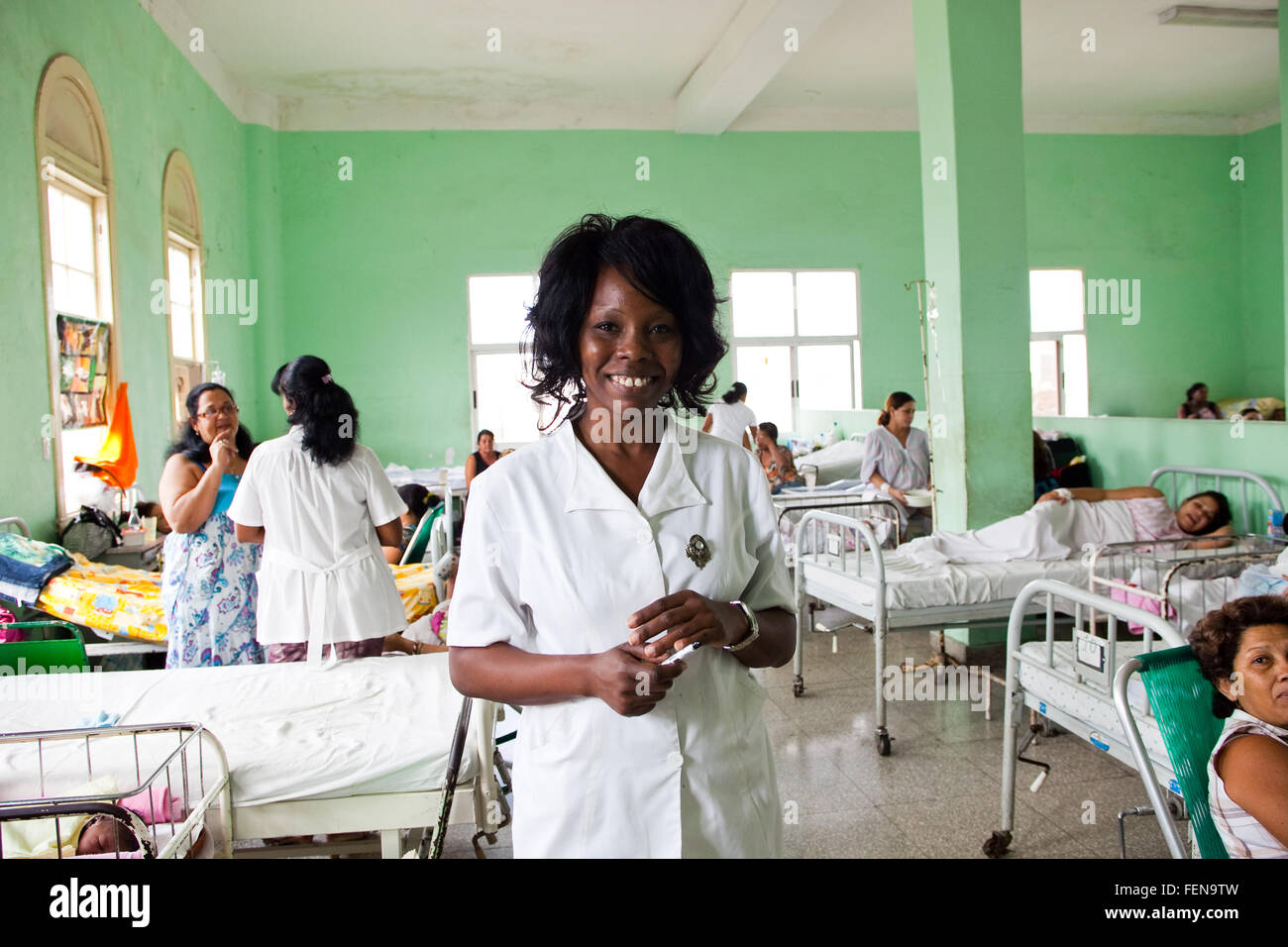 Une infirmière sur le quartier dans le centre de maternité de l'hôpital de La Havane, Cuba (la permission de photographier a été donné par les mères) Banque D'Images