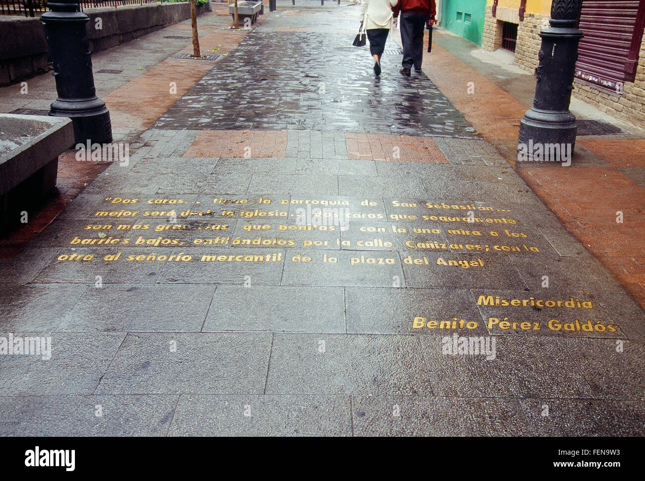 Texte littéraire sur la chaussée. La rue Huertas, Madrid, Espagne. Banque D'Images
