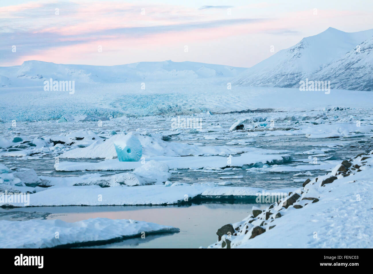 Magnifique paysage à Jokulsarlon Glacial Lagoon, au crépuscule, sur le bord du Parc National du Vatnajokull, l'Islande en Janvier Banque D'Images