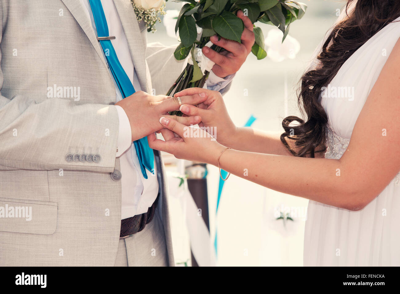 Robes de marié pas poids un anneau sur un doigt sur l'enregistrement de mariage Banque D'Images Robes de marié pas poids un anneau sur un doigt sur l'enregistrement de mariage Banque D'Images