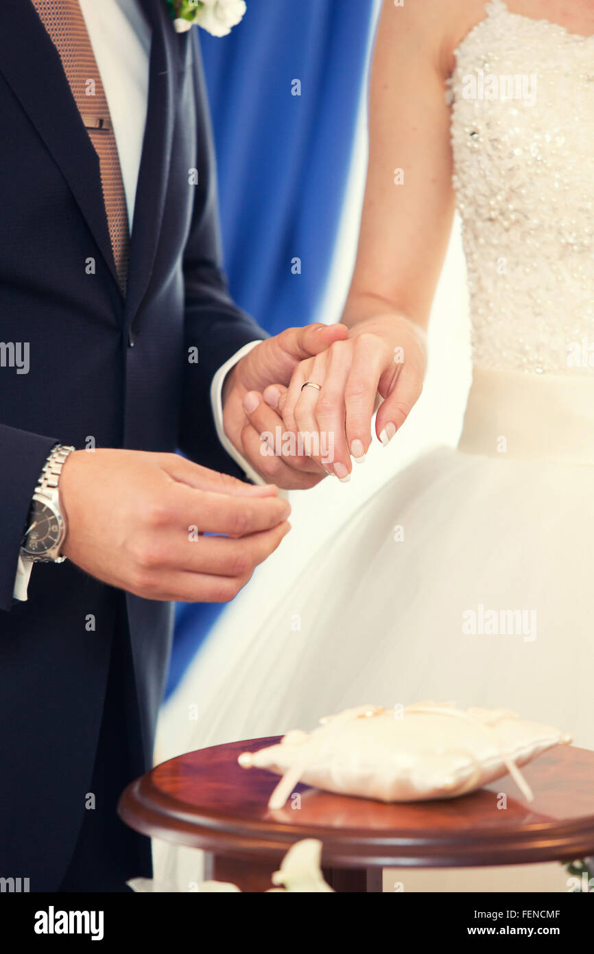 Robes de marié pas poids un anneau sur un doigt sur l'enregistrement de mariage Banque D'Images Robes de marié pas poids un anneau sur un doigt sur l'enregistrement de mariage Banque D'Images