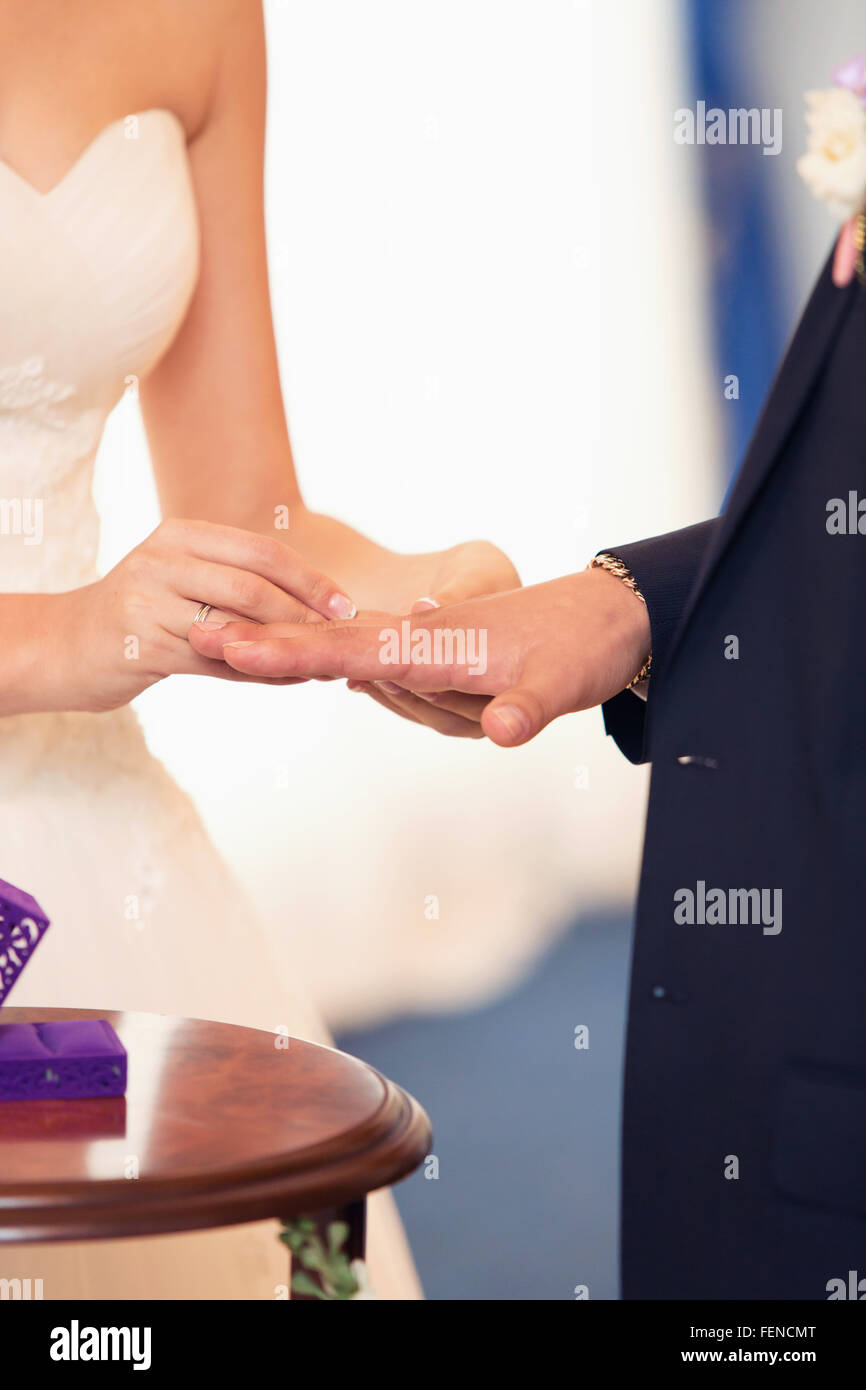 Robes de marié pas poids un anneau sur un doigt sur l'enregistrement de mariage Banque D'Images Robes de marié pas poids un anneau sur un doigt sur l'enregistrement de mariage Banque D'Images