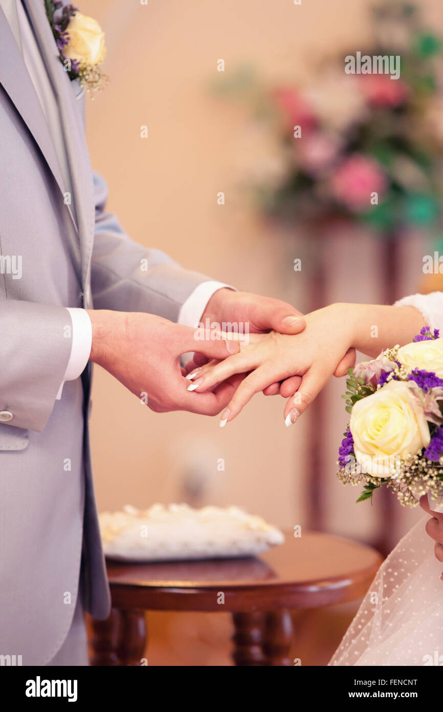 Robes de marié pas poids un anneau sur un doigt sur l'enregistrement de mariage Banque D'Images Robes de marié pas poids un anneau sur un doigt sur l'enregistrement de mariage Banque D'Images