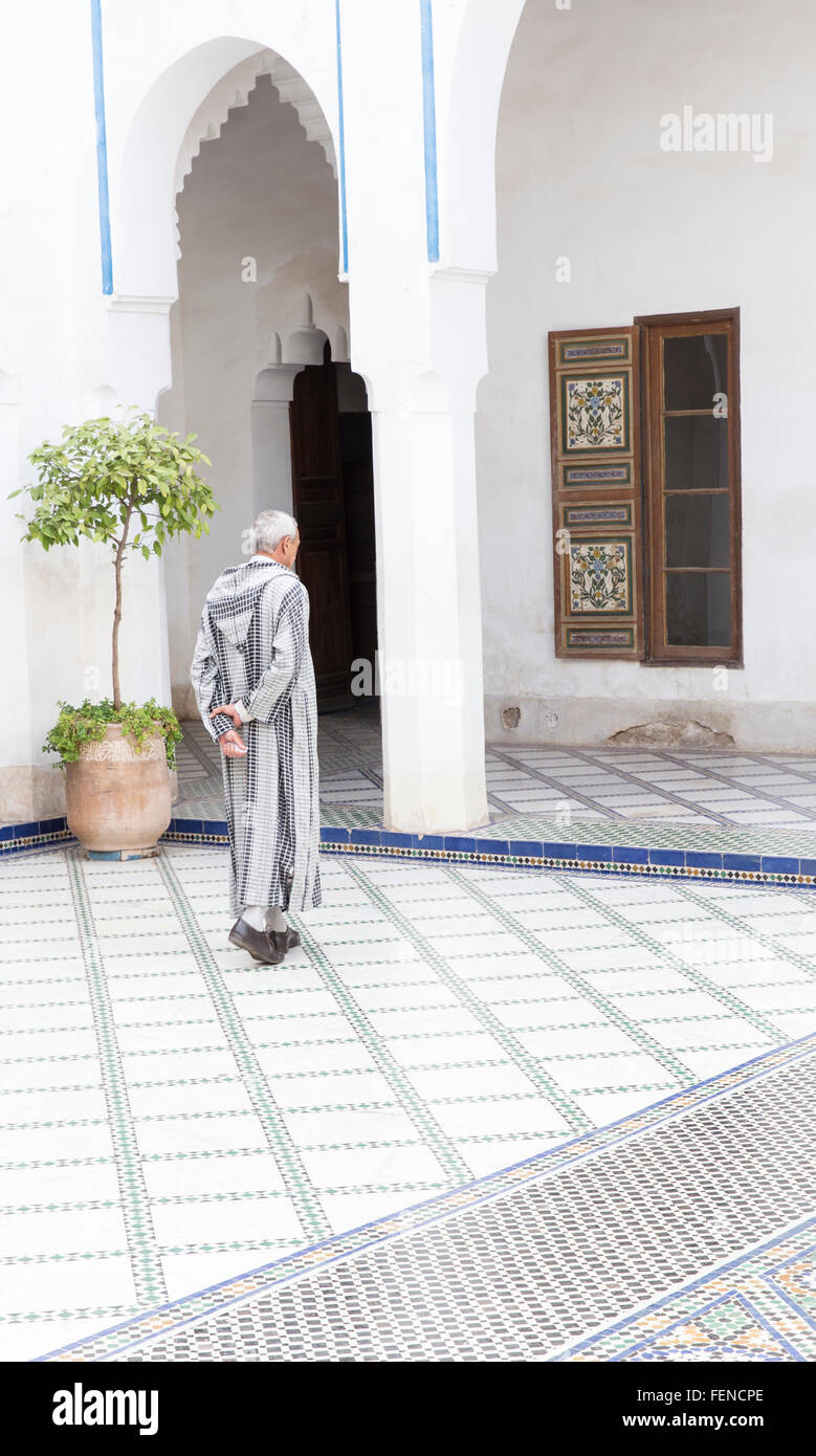 Afrique du Nord Maroc Marrakech Medina Marrakech homme à capuche traditionnelle djellaba gallabea jillaba vêtement marocain Palais de la Bahia Banque D'Images