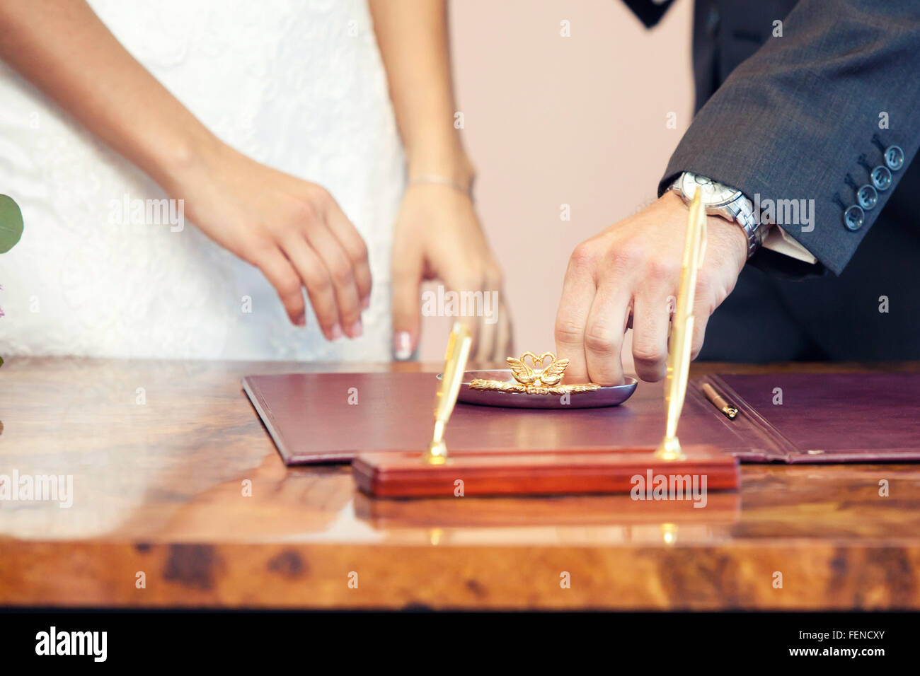 Robes de marié pas poids un anneau sur un doigt sur l'enregistrement de mariage Banque D'Images Robes de marié pas poids un anneau sur un doigt sur l'enregistrement de mariage Banque D'Images