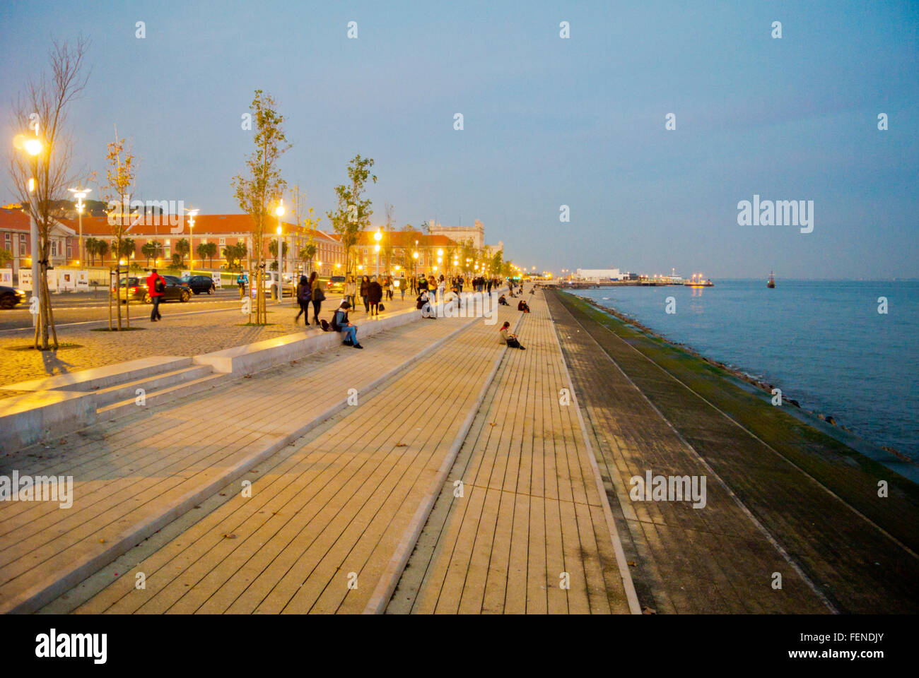 La promenade Riverside, Quiosque Ribeira das Naus, près de Cais do Sodré, Lisbonne, Portugal Banque D'Images