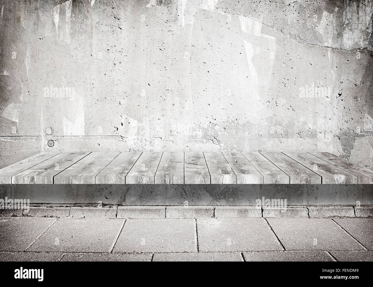 Grunge mur gris béton patiné avec planche en bois, surface de la table et la tuile ronde Banque D'Images