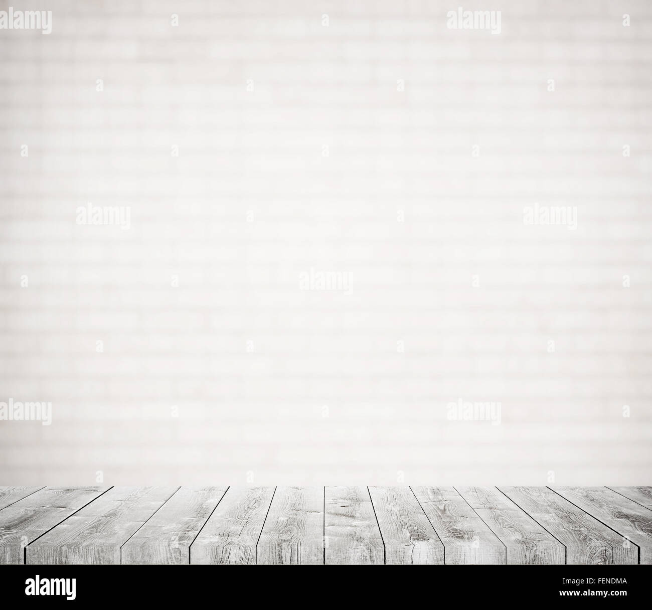 Mur de brique blanche floue avec étagère en bois gris, de l'allée ou surface de la table Banque D'Images