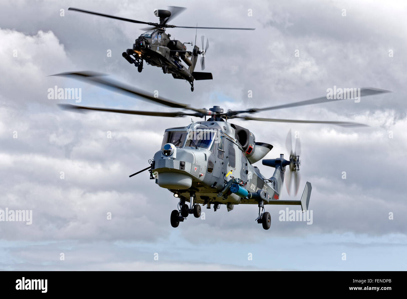 Un Wildcat AgustaWestland HMA2 (ZZ515) et des hélicoptères Apache AH1 lors de la Journée de l'Air International Yeovilton 2015, Somerset, Royaume-Uni. Banque D'Images