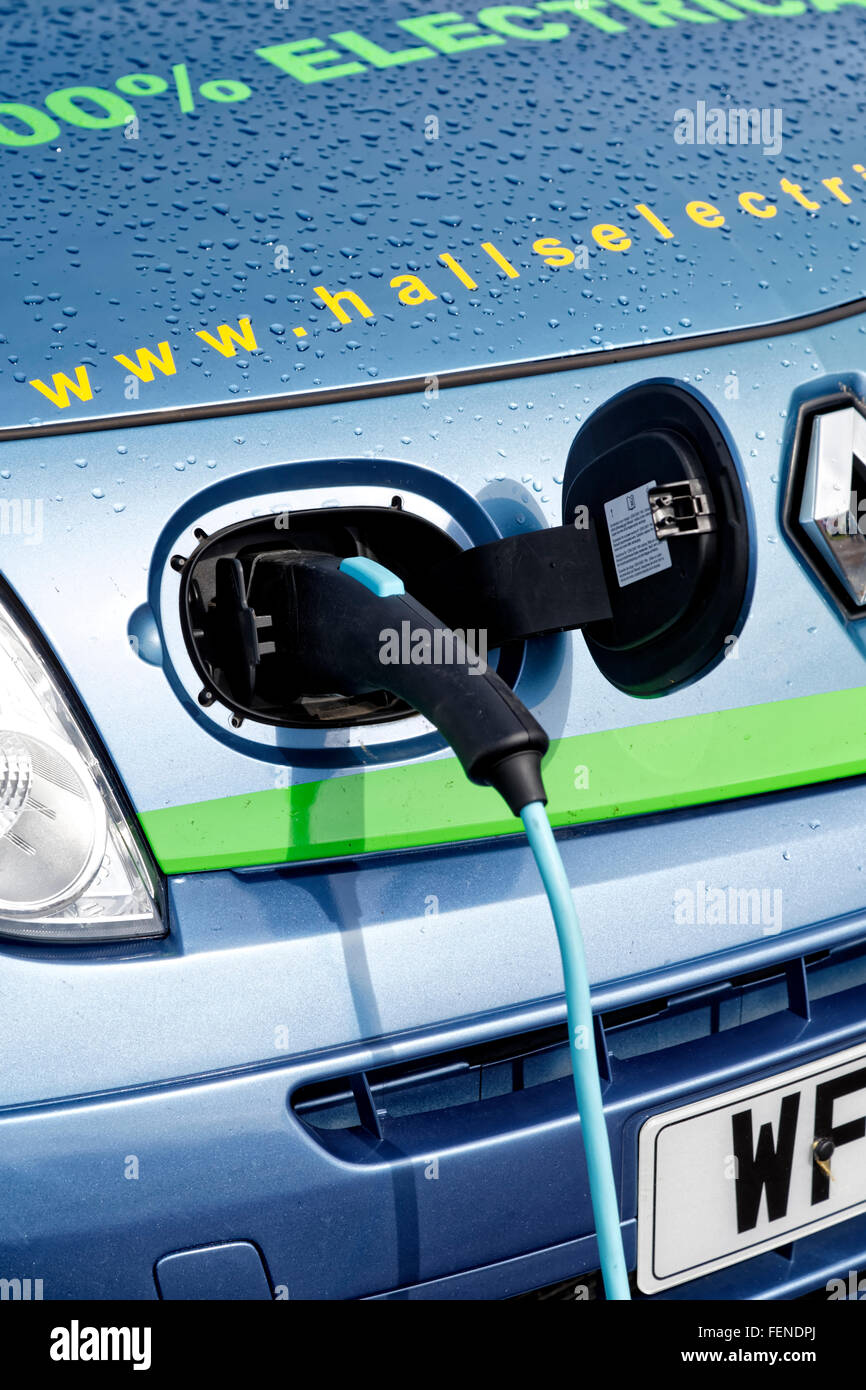 Une Renault Kangoo Z.E fourgon électrique plug-in point de recharge à l'urgence Services show, l'aérodrome de Hullavington, Wiltshire, Royaume-Uni. Banque D'Images