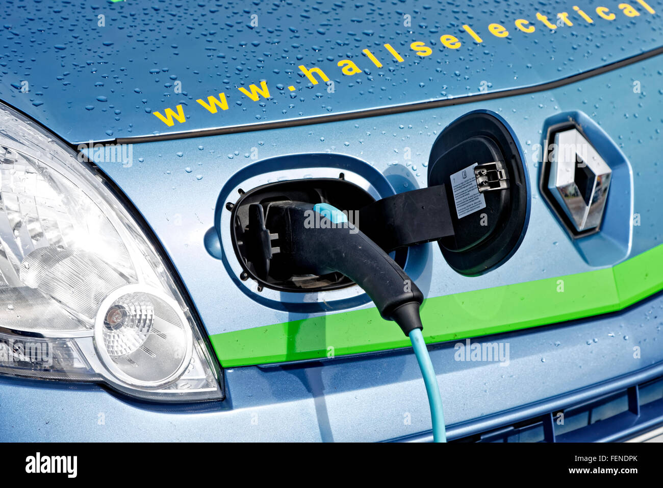 Une Renault Kangoo Z.E fourgon électrique plug-in point de recharge à l'urgence Services show, l'aérodrome de Hullavington, Wiltshire, Royaume-Uni. Banque D'Images