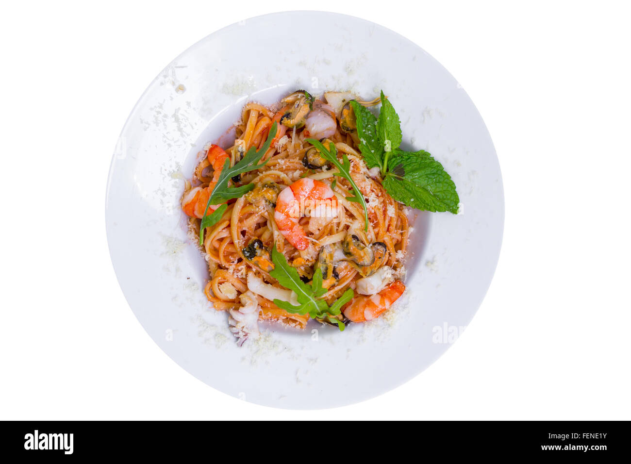 Pâtes aux crevettes, moules, calmars et parmesan, vue du dessus, isolé Banque D'Images