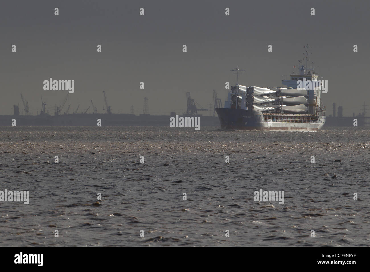 Le transport des pales de turbine de vent sur le bateau, Banque D'Images