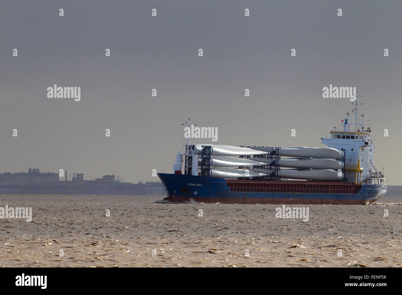 Le transport des pales de turbine de vent sur le bateau, Banque D'Images
