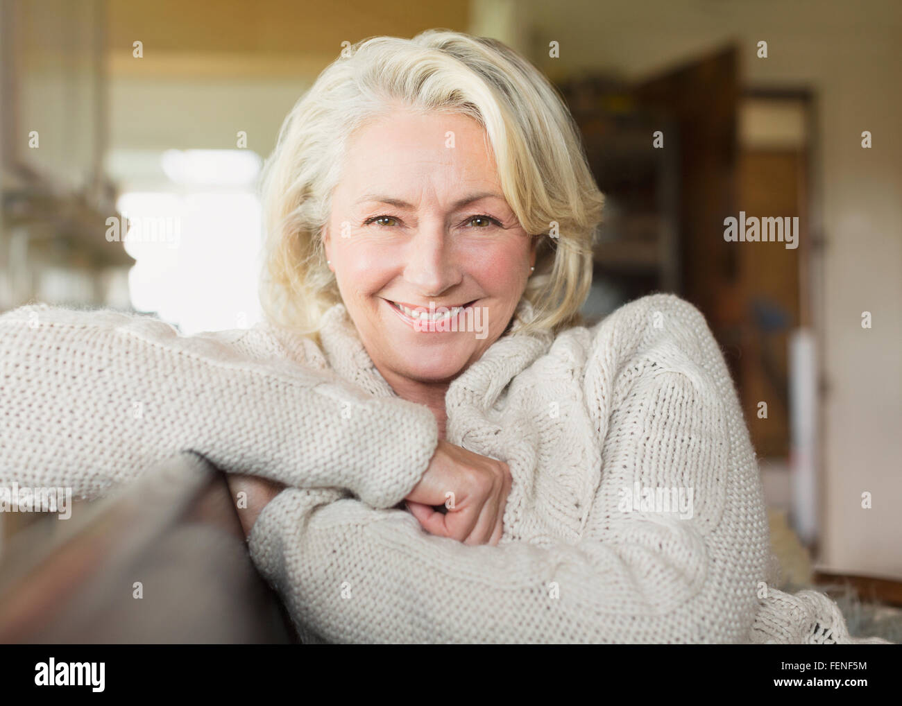 Portrait of smiling senior woman in sweater Banque D'Images