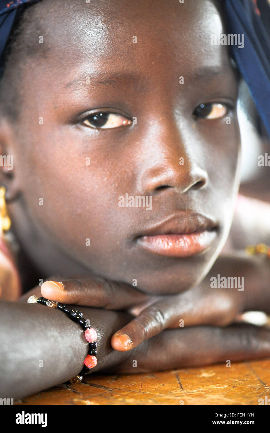 Mali, Afrique - Août 2009 - Closeup portrait d'une école primaire de l'Afrique noire touareg étudiant ayant une pause dans sa classe Banque D'Images