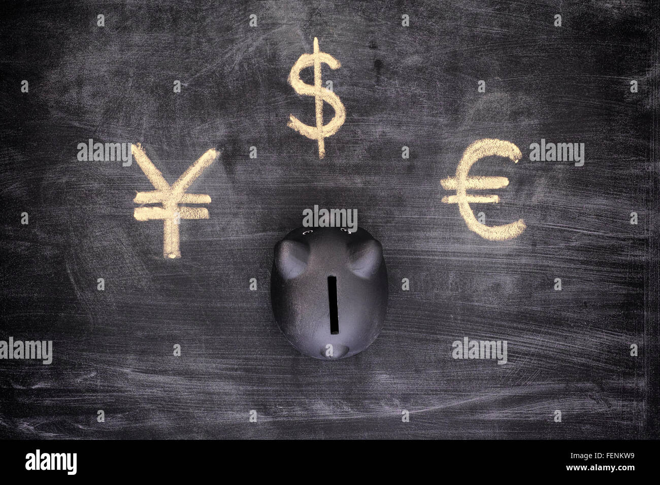 Tirelire noire et les signes de devise (Euro, Dollar, yen). Vignette. Banque D'Images