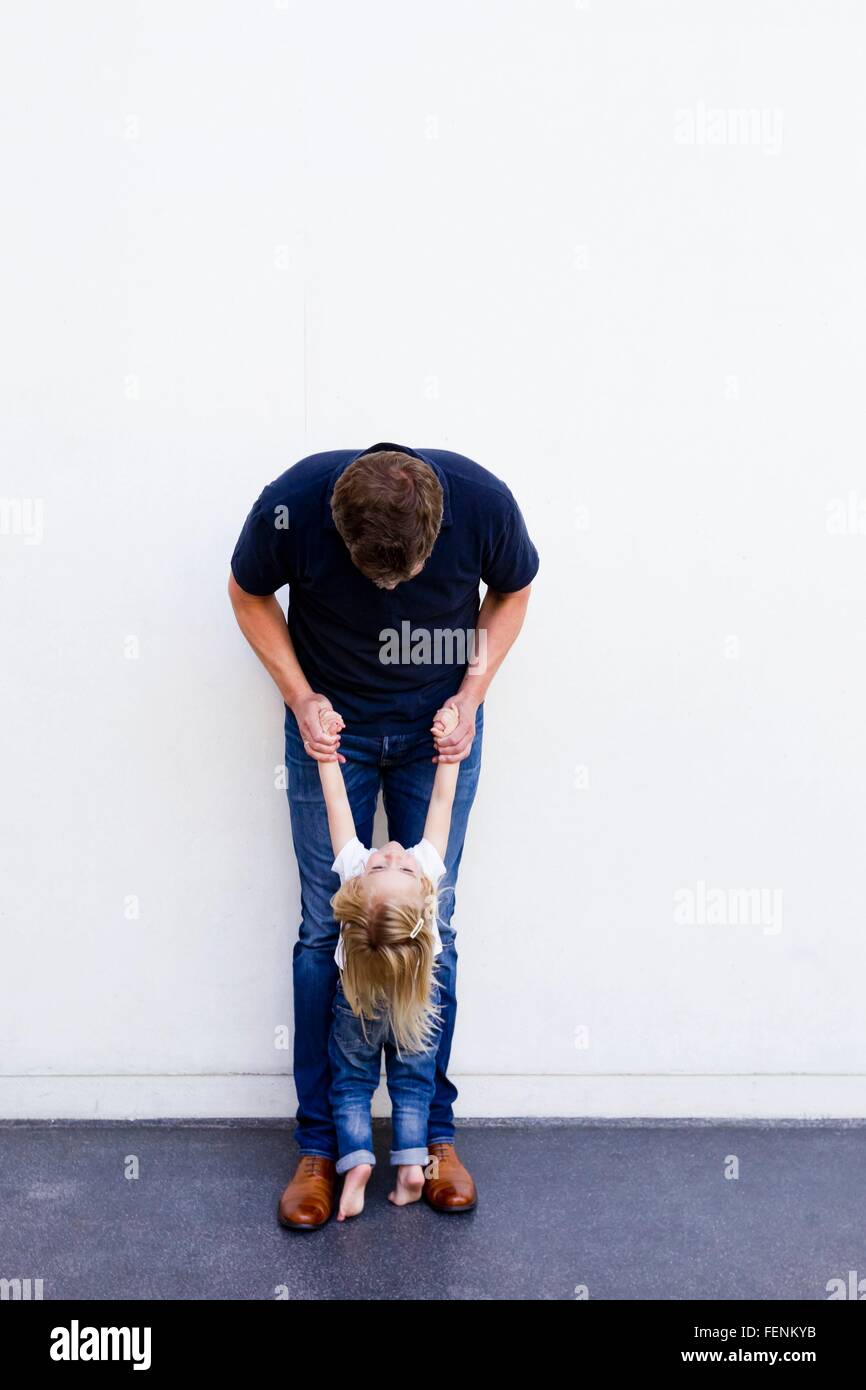 Portrait de senior fille penché en arrière en face de mur blanc Banque D'Images