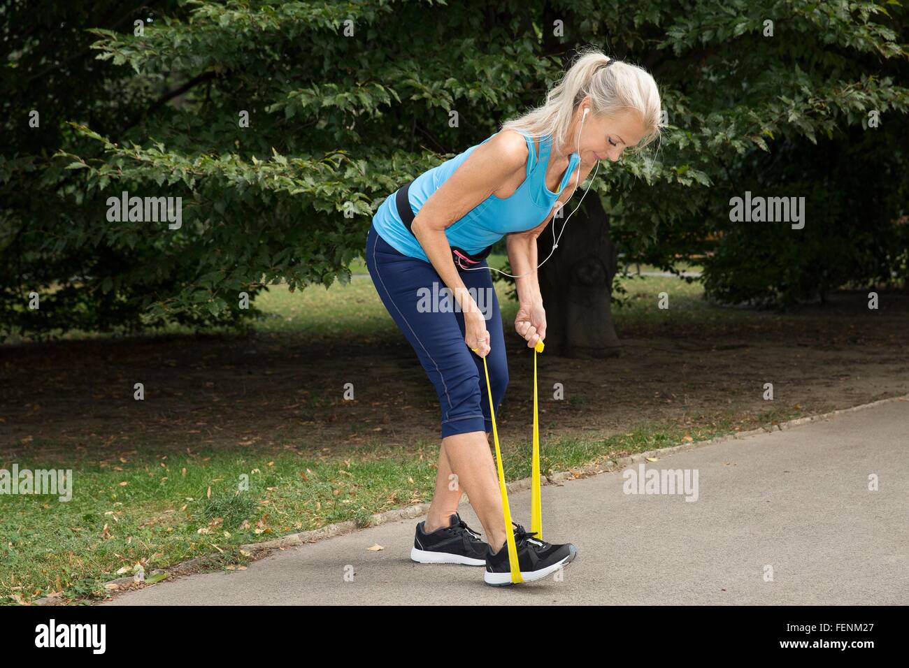 Femme mature la formation de résistance in park Banque D'Images