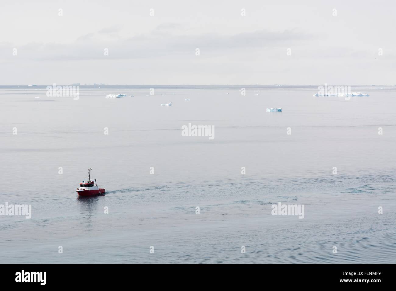 Bateau de pêche dans la baie de Disko, Ilulissat, Groenland. Banque D'Images