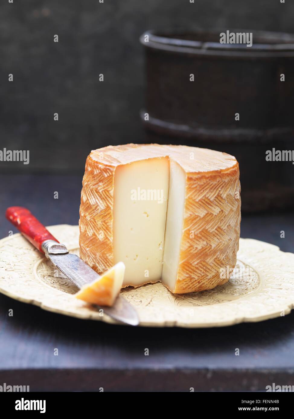 Tranches de fromage manchego on plate Banque D'Images