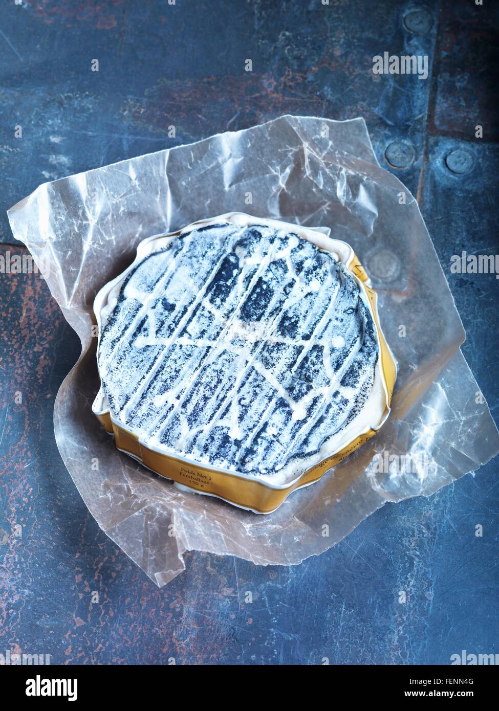 Vue de dessus d'une table en métal sur fromage de chèvre Banque D'Images