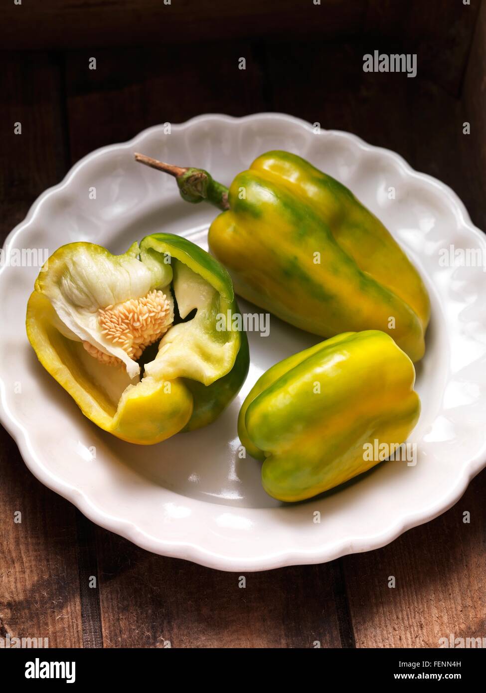 Trois poivrons vert et jaune dans un bol Banque D'Images