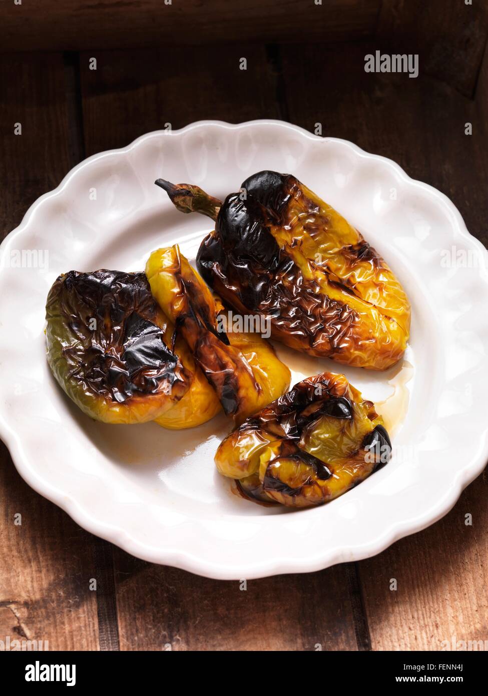 Vert grillé et poivrons jaunes dans un bol Banque D'Images