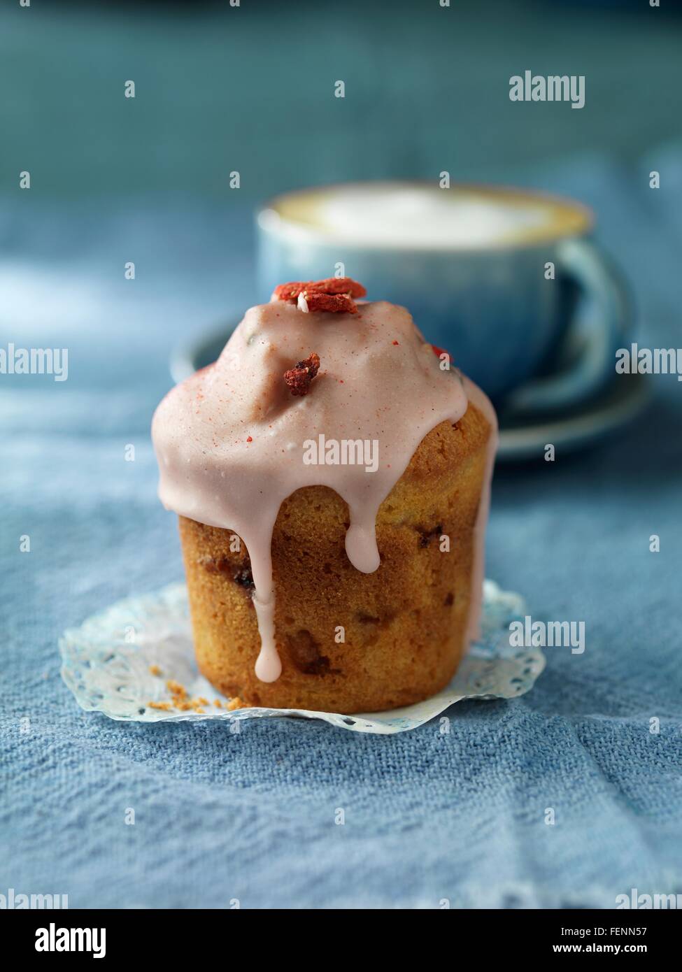 Muffin aux fraises sur nappe bleue Banque D'Images