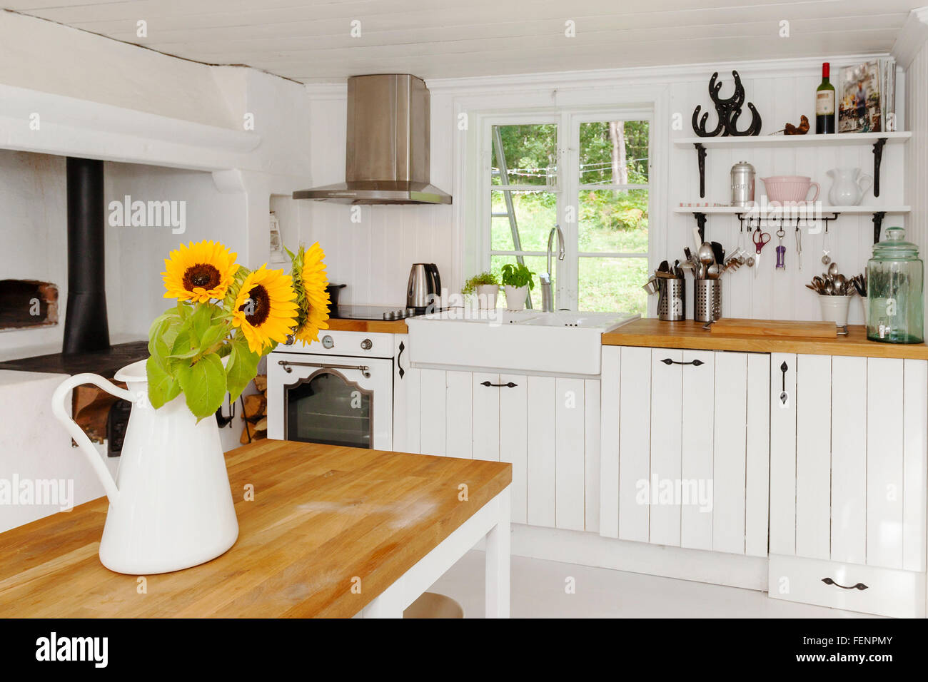 L'intérieur d'une maison de campagne cuisine avec sunfloser à ta table de cuisine Banque D'Images