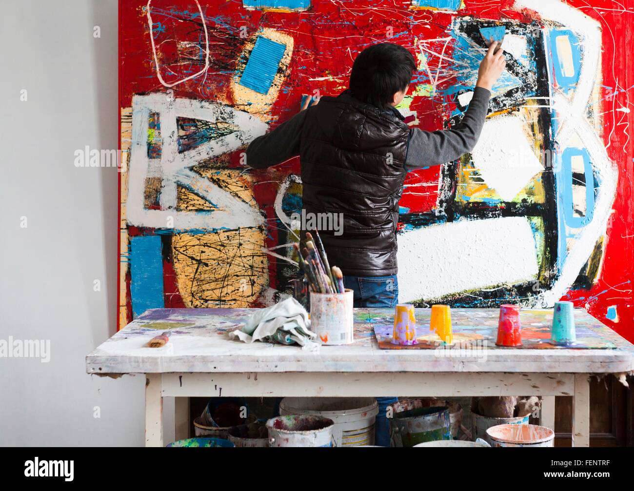 La création de l'artiste masculin de l'oeuvre peint Banque D'Images