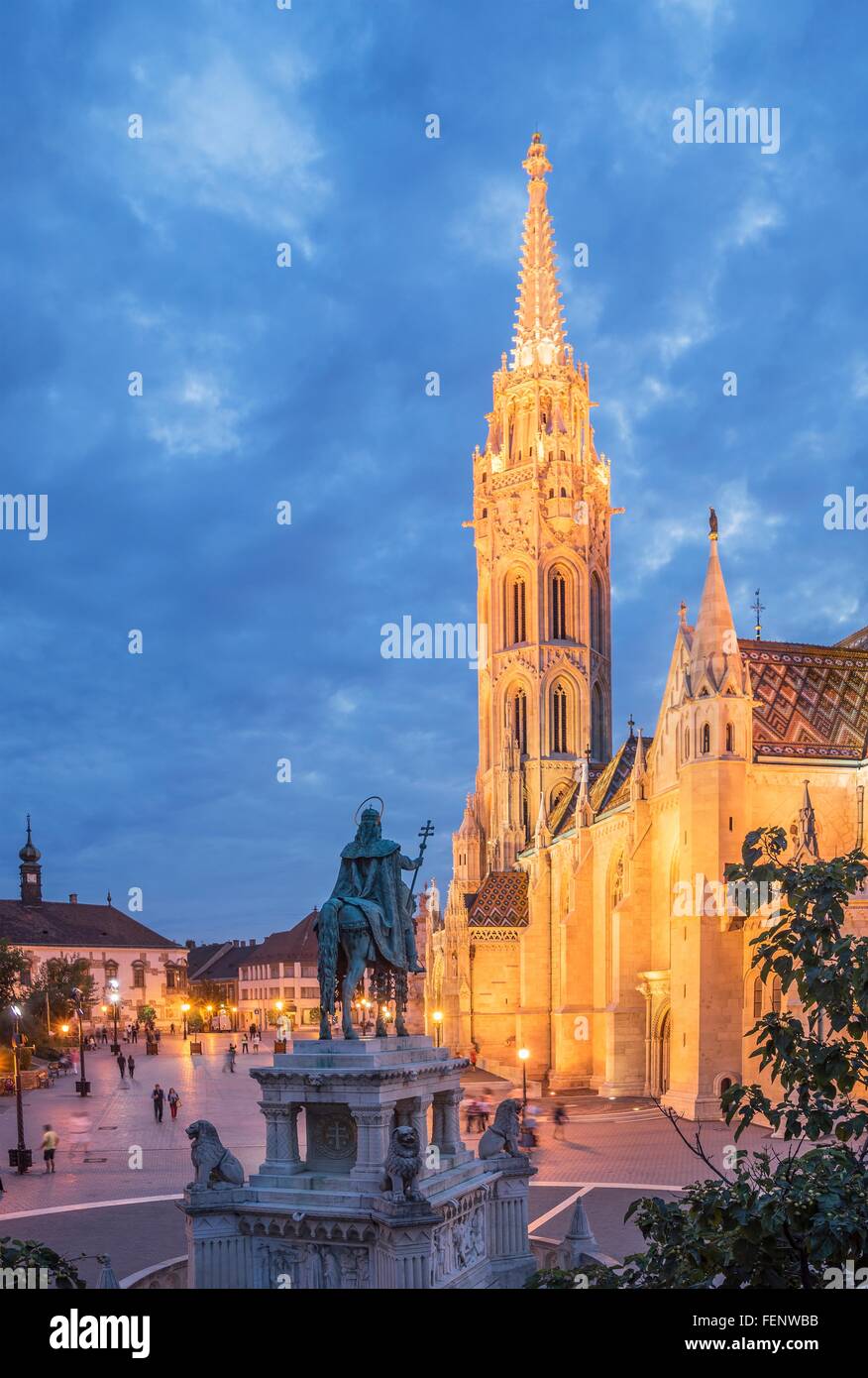 Statue de Saint Stephen et l'église Matthias, au crépuscule, en Hongrie, Budapest Banque D'Images