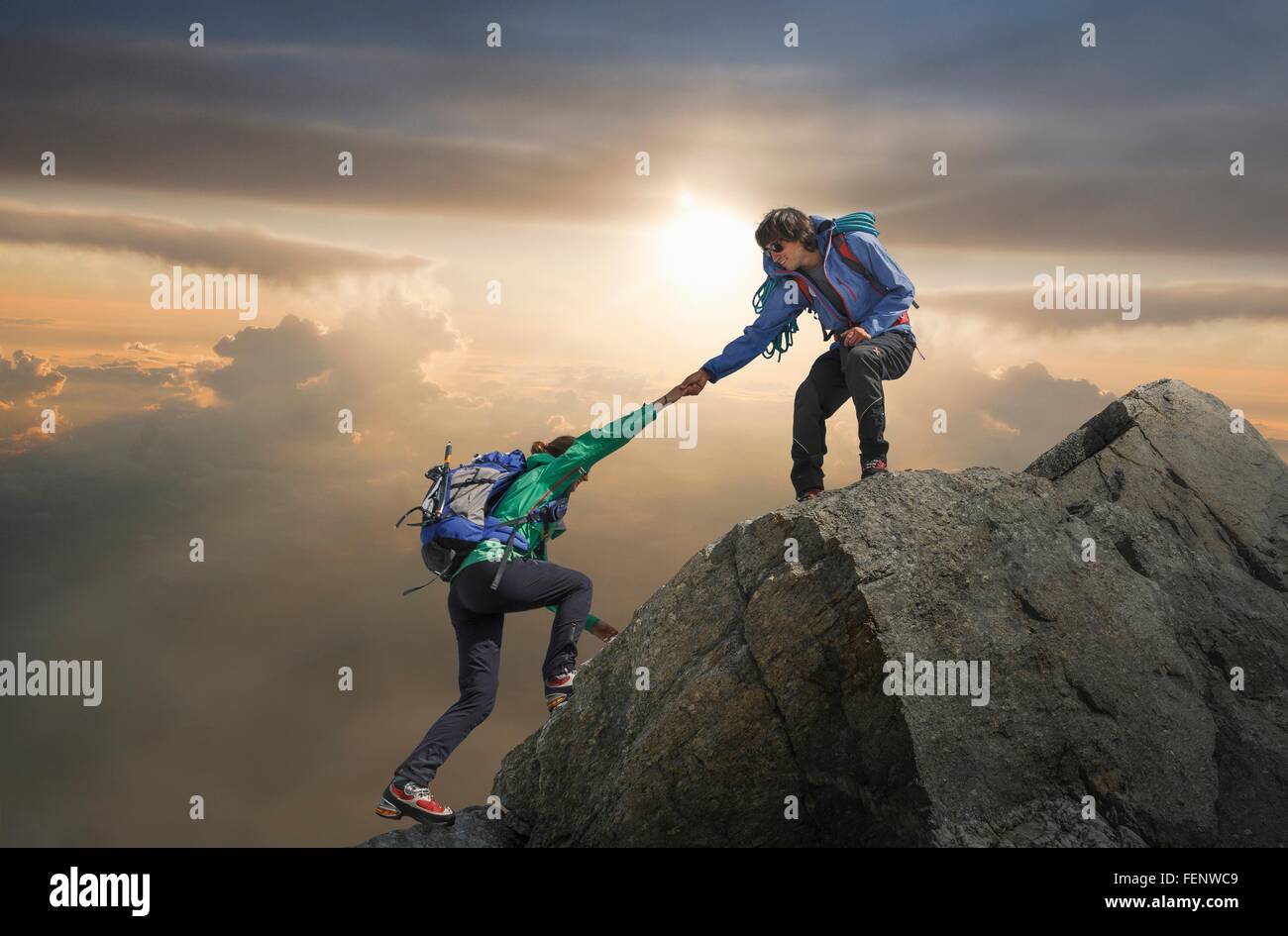 Partenaire aidant grimpeur atteindre sommet de montagne, Mont Blanc, France Banque D'Images