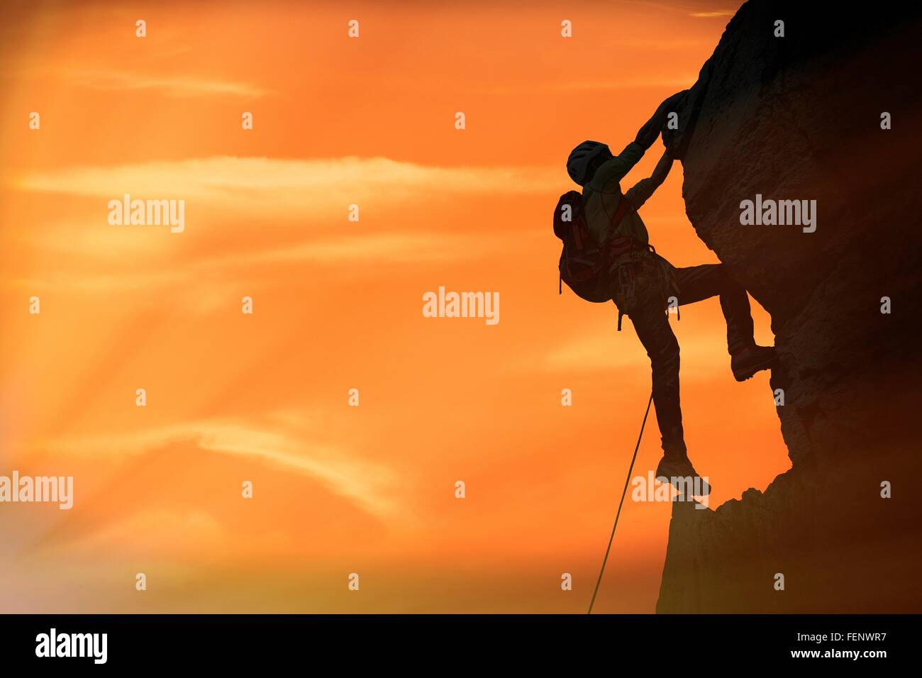 Grimpeur mur rocheux au coucher du soleil, Mont Blanc, France Banque D'Images